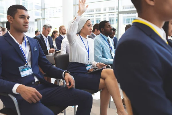 Zijaanzicht Van Gemengd Ras Zakenvrouw Verhogen Hand Zakelijke Seminar Kantoorgebouw — Stockfoto