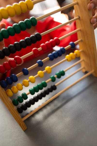 Närbild Blandad Ras Skolpojke Lära Matematik Med Abacus Skrivbord Ett — Stockfoto