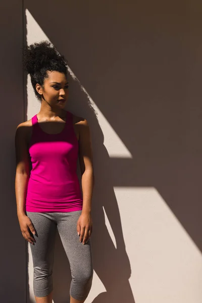 Vooraanzicht Van Actieve Jonge African American Vrouw Poseren Tegen Muur — Stockfoto