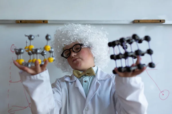 Čelní Pohled Kavkazských Školák Bílá Paruka Drží Modelu Molekuly Každé — Stock fotografie