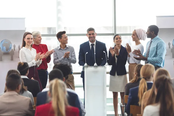 Vooraanzicht Van Uiteenlopende Zakelijke Professionals Staan Het Podium Terwijl Het — Stockfoto