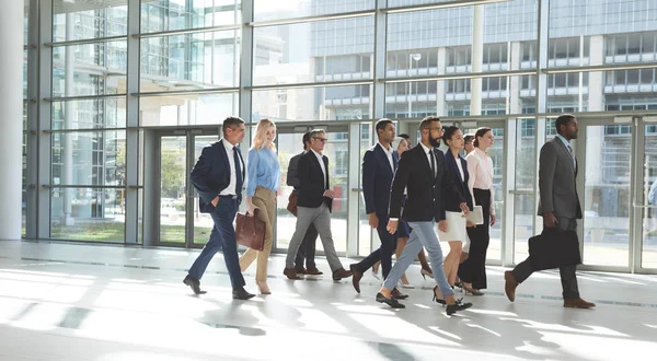 Seitenansicht Einer Gruppe Unterschiedlicher Geschäftsleute Die Gemeinsam Lobbybüro Spazieren Gehen — Stockfoto