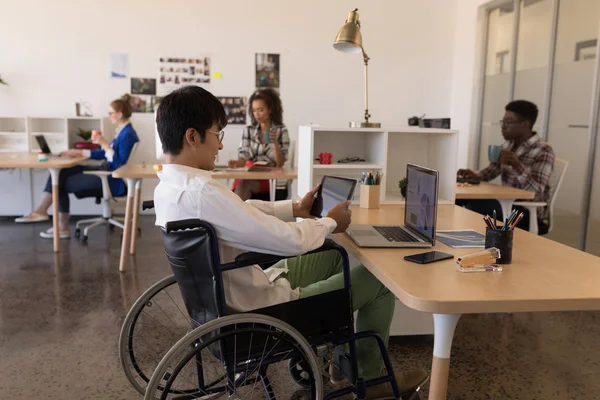 Vista Lateral Los Jóvenes Discapacitados Ejecutivos Masculinos Asiáticos Utilizando Tableta —  Fotos de Stock