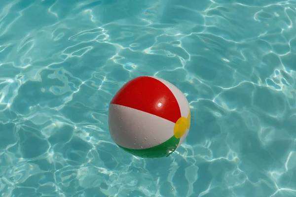 Aufblasbarer Ball Der Einem Sonnigen Tag Schwimmbad Schwebt — Stockfoto