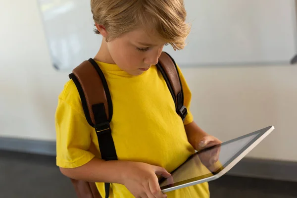 Frontansicht Eines Kaukasischen Jungen Mit Schultasche Mit Digitalem Tablet Einem — Stockfoto