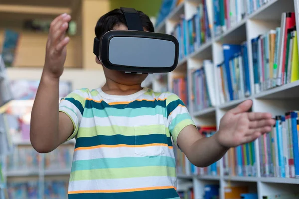 Vista Frontal Estudante Caucasiano Usando Fone Ouvido Realidade Virtual Uma — Fotografia de Stock