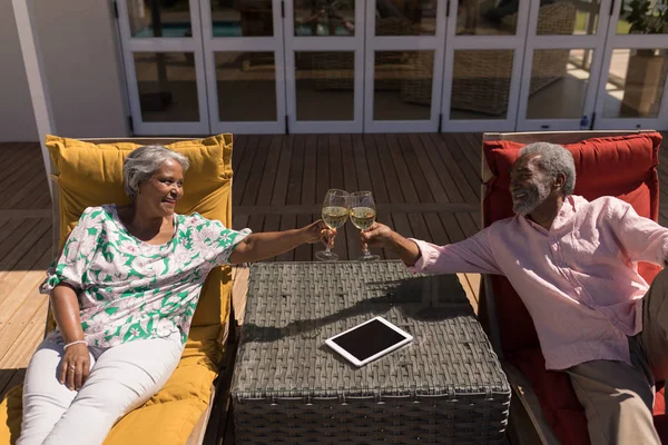 Vooraanzicht Van Een Actieve African American Senior Paar Glazen Champagne — Stockfoto