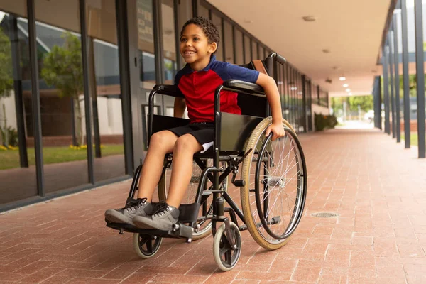 Vista Frontale Dello Scolaro Felice Disabile Razza Mista Seduto Sulla — Foto Stock