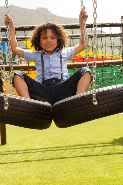 Vooraanzicht Van Een Schooljongen Van Gemengd Ras Camera Kijken Tijdens — Stockfoto