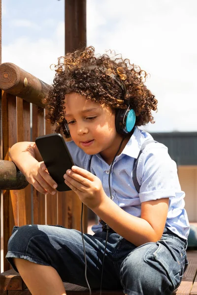 Vista Frontal Colegial Raza Mixta Usando Teléfono Móvil Para Escuchar — Foto de Stock