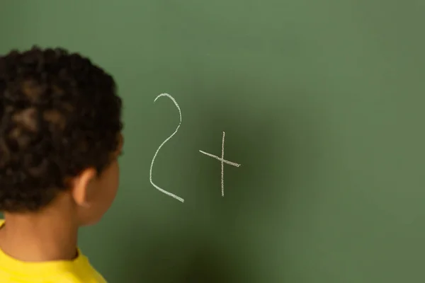 Visão Traseira Menino Escola Raça Mista Bonito Fazendo Matemática Quadro — Fotografia de Stock