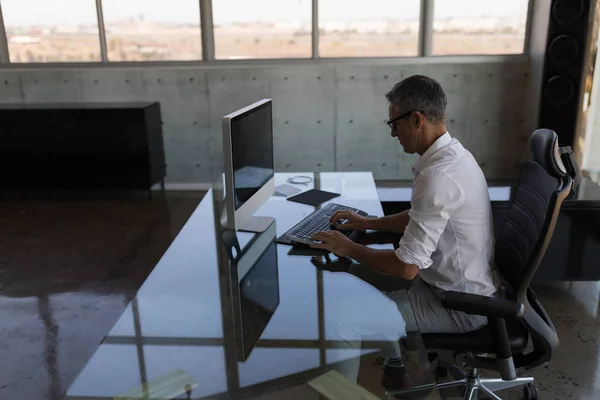 Vista Lateral Executivo Masculino Caucasiano Meia Idade Trabalhando Duro Computador — Fotografia de Stock