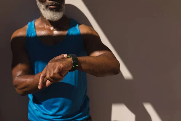 Ενότητα Μέσα Από Ανώτερους Αφρικανική Αμερικανική Άνθρωπος Που Χρησιμοποιεί Smartwatch — Φωτογραφία Αρχείου