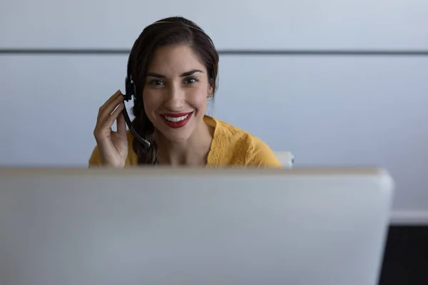 Retrato Mujer Ejecutiva Bastante Mestiza Sonriendo Con Auriculares Oficina Moderna — Foto de Stock