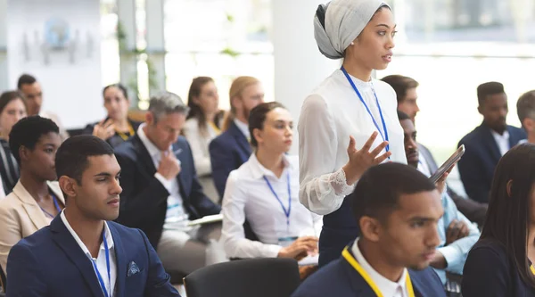 Vista Laterale Della Giovane Imprenditrice Mista Che Domande Durante Seminario — Foto Stock