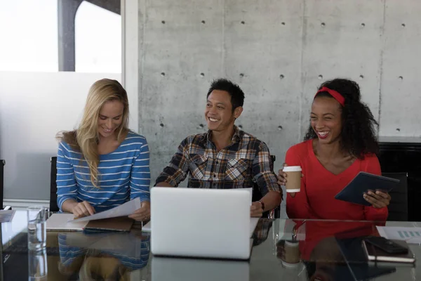 Vista Frontal Jóvenes Ejecutivos Felices Multiéticos Riéndose Mientras Trabajan Mesa — Foto de Stock