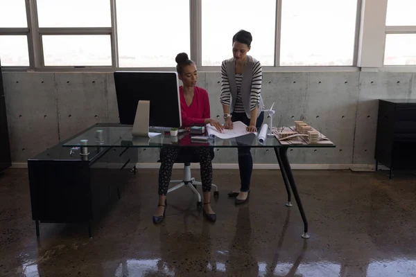 Vista Frontal Hermosas Ejecutivas Femeninas Raza Mixta Discutiendo Sobre Plano — Foto de Stock