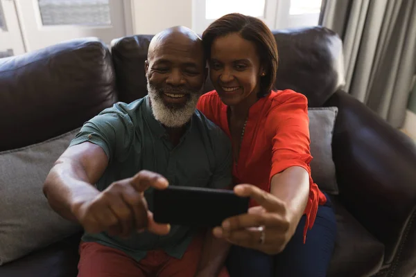 Vooraanzicht Van Een Senior Paar Nemen Een Selfie Met Mobiele — Stockfoto