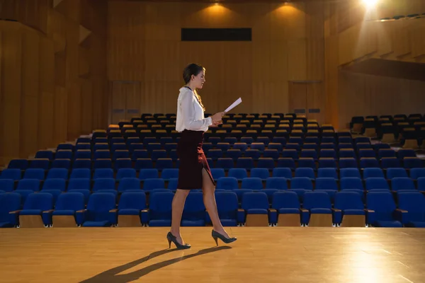 Side View Beautiful Caucasian Businesswoman Practicing Learning Script While Walking — Stock Photo, Image