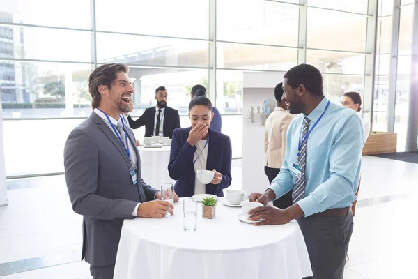 Frente Diversos Empresarios Que Interactúan Entre Mesa Después Seminario Vestíbulo — Foto de Stock