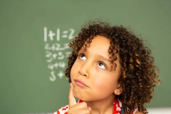 Porträt Eines Netten Nachdenklichen Gemischtrassigen Schülers Der Einem Klassenzimmer Der — Stockfoto