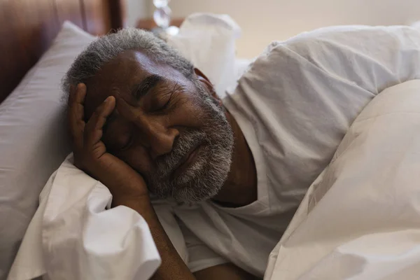 Zbliżenie Starszy Człowiek African American Spanie Sypialni Domu — Zdjęcie stockowe
