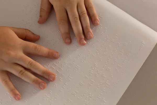 Gros Plan Garçon Aveugle Lisant Livre Braille Classe École Primaire — Photo