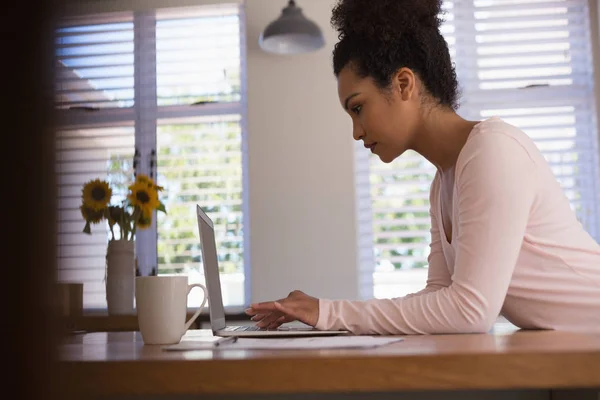 Vista Laterale Della Bella Donna Afroamericana Che Utilizza Computer Portatile — Foto Stock