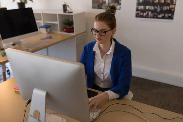 Vista Alta Hermosa Mujer Negocios Caucásica Que Trabaja Ordenador Personal — Foto de Stock