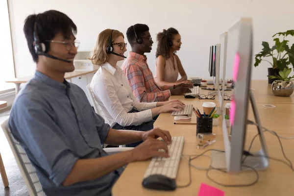 Retrato Jóvenes Ejecutivos Diversos Que Trabajan Computadora Personal Mientras Hablan — Foto de Stock