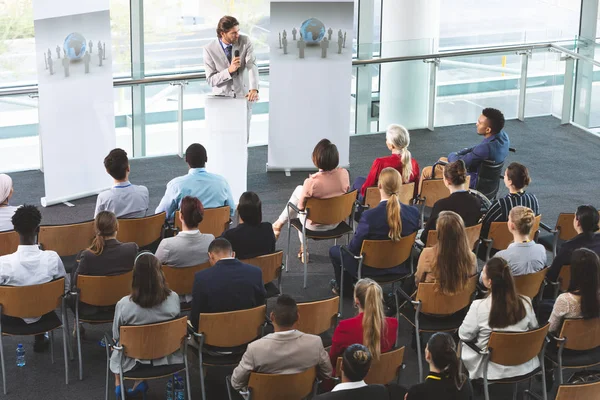 Hochwinkelaufnahme Eines Gutaussehenden Kaukasischen Geschäftsmannes Mit Mikrofon Der Vor Geschäftsleuten — Stockfoto