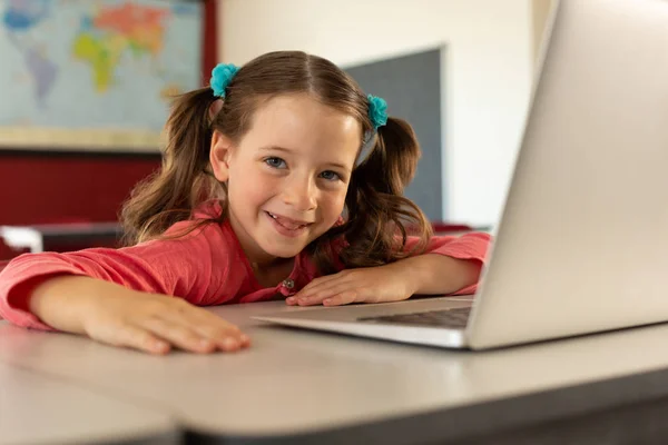 Vista Frontal Menina Caucasiana Feliz Com Laptop Sentado Mesa Uma — Fotografia de Stock