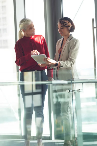 Vue Face Des Femmes Affaires Métisses Discutant Sur Tablette Numérique — Photo