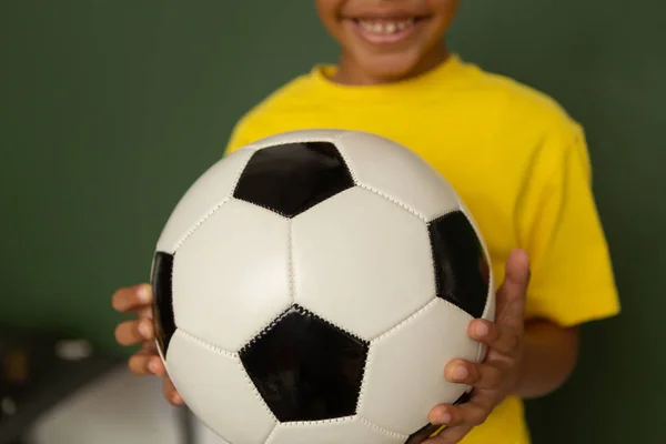 Mid Sectie Van Gelukkig Gemengd Ras Schooljongen Met Voetbal Kijken — Stockfoto