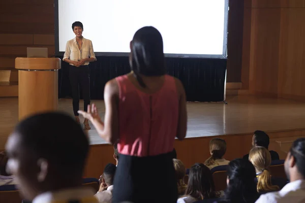 Vista Frontal Mujer Negocios Asiática Discutiendo Mientras Mujer Audiencia Pie —  Fotos de Stock