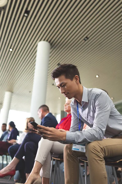 Low Angle View Young Asian Businessman Smiling While Using Mobile — Stock Photo, Image