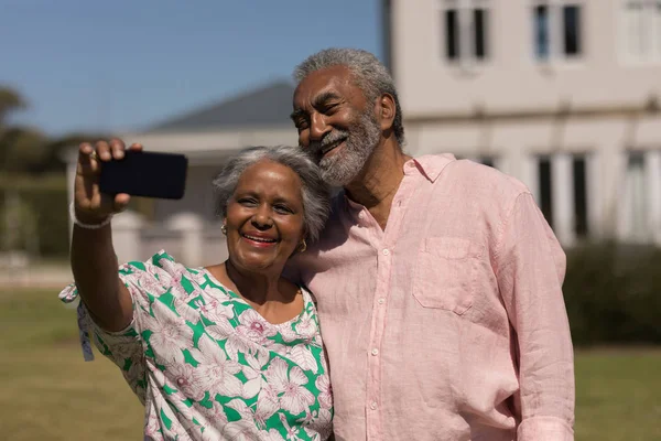 Vooraanzicht Van Een Actieve Senior Afrikaanse Amerikaanse Echtpaar Nemen Van — Stockfoto