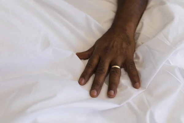 Nahaufnahme Eines Älteren Afrikanisch Amerikanischen Mannes Hand Und Ehering Schlafzimmer — Stockfoto