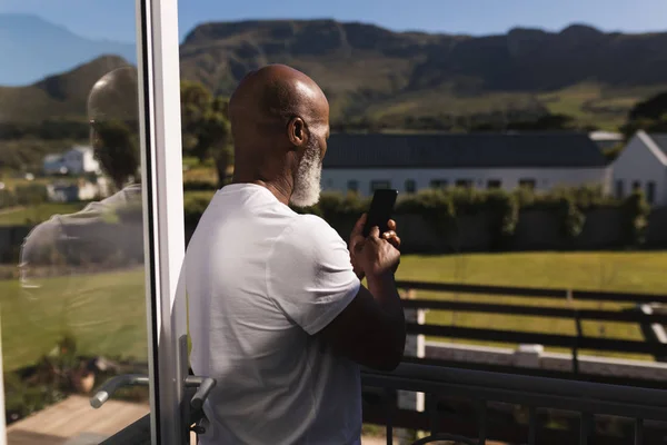 Visão Traseira Homem Afro Americano Sênior Bonito Usando Telefone Celular — Fotografia de Stock