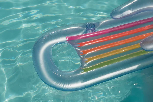 Tubo Inflable Flotando Una Piscina Día Soleado — Foto de Stock