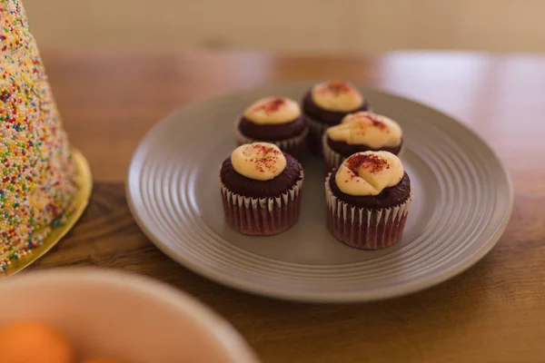 Primo Piano Cupcake Cioccolato Con Guarnizione Piatto Tavolo Legno Casa — Foto Stock