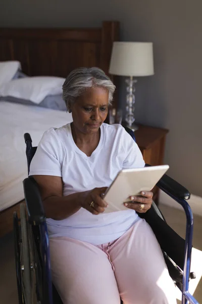Frontansicht Einer Behinderten Afrikanisch Amerikanischen Seniorin Mit Digitalem Tablet Heimischen — Stockfoto