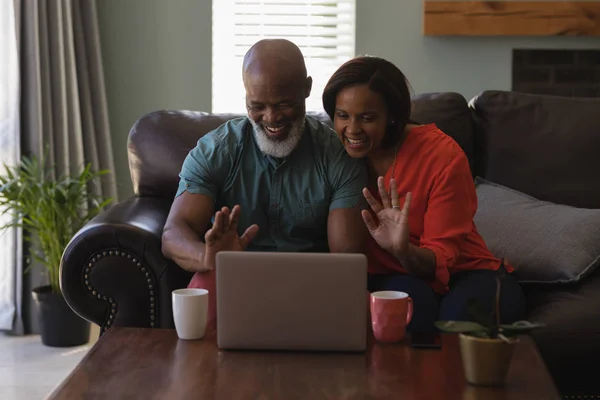 Vooraanzicht Van Senior Paar Maken Van Video Oproep Laptop Huiskamer — Stockfoto