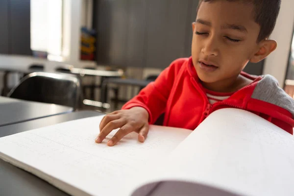 Elölnézet Vak Vegyes Verseny Iskolás Braille Olvasott Pultnál Egy Osztályteremben — Stock Fotó