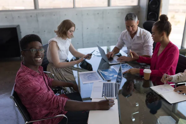 Vista Lateral Del Diverso Equipo Ejecutivos Que Tienen Reuniones Negocios — Foto de Stock