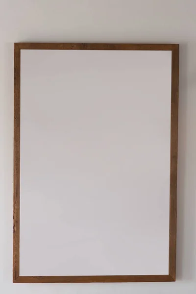 在家中客厅白墙上固定的空相框的正面视图 — 图库照片