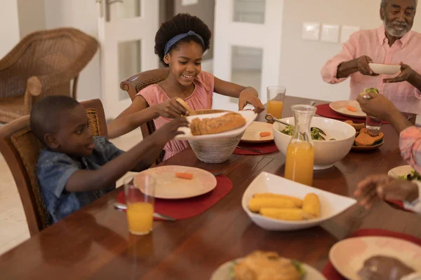 Widok Boku African American Rodziny Wielopokoleniowe Posiłku Razem Stół Domu — Zdjęcie stockowe
