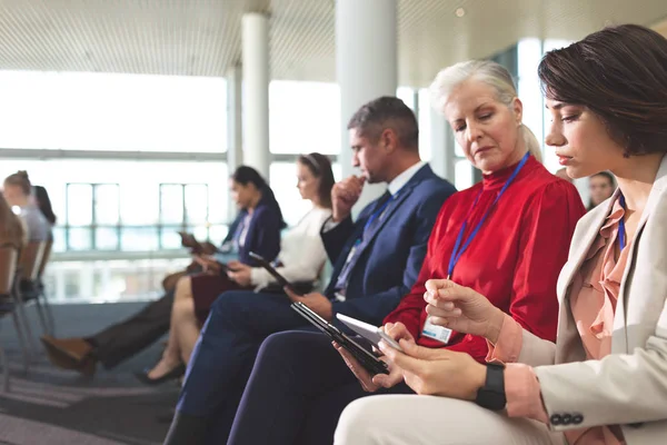 Vista Laterale Delle Donne Affari Caucasiche Che Discutono Tablet Digitale — Foto Stock