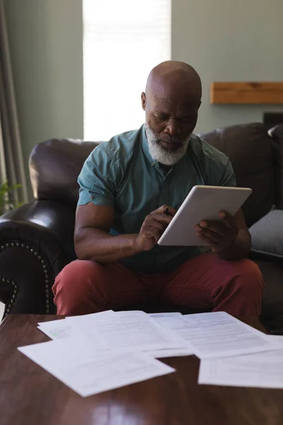 Framifrån Ledande Man Fylla Formulär När Använder Digital Tablett Vardagsrummet — Stockfoto