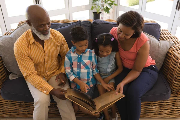 Hög Vinkel Syn Lycklig African American Flergenerations Familj Läser Sagobok — Stockfoto